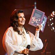 Carola lanserar självbiografin “Jag är Carola”.