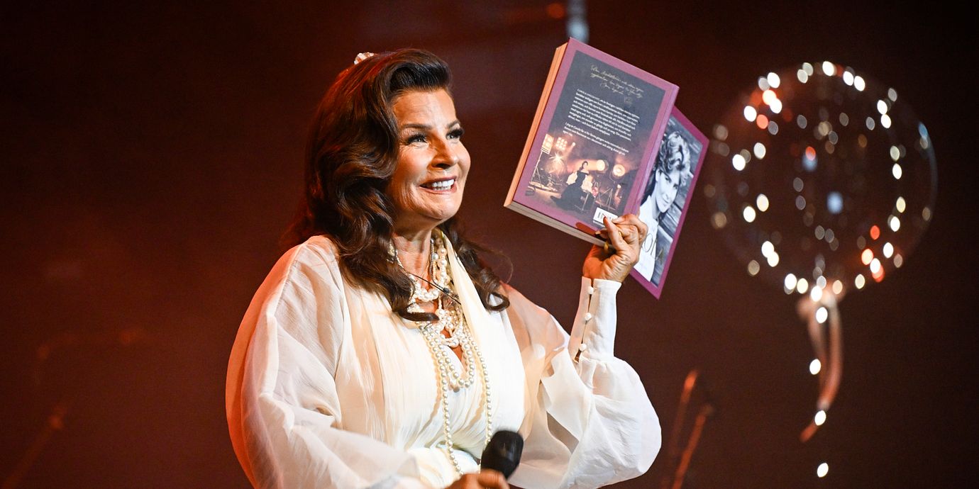 Carola lanserar självbiografin “Jag är Carola”.