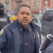 Bild ur det AI-genererade klippet samt Agenda-programledarna Anders Holmberg och Camilla Kvartoft.