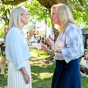 S-ledaren Magdalena Andersson och C-ledaren Elisabeth Thand Ringqvist samtalar under sommarens Almedalsvecka.