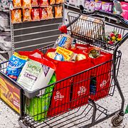 En person med matvaror i en kundvagn från matvaruaffär inför sänkt matmoms som träder i kraft den 1 april 2026.