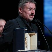 Cristian Mungiu tar emot Guldpalmen för sin film Fjord.
