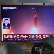 En tv-skärm i Sydkoreas huvudstad Seoul visar uppskjutningen av en nordkoreansk robot.