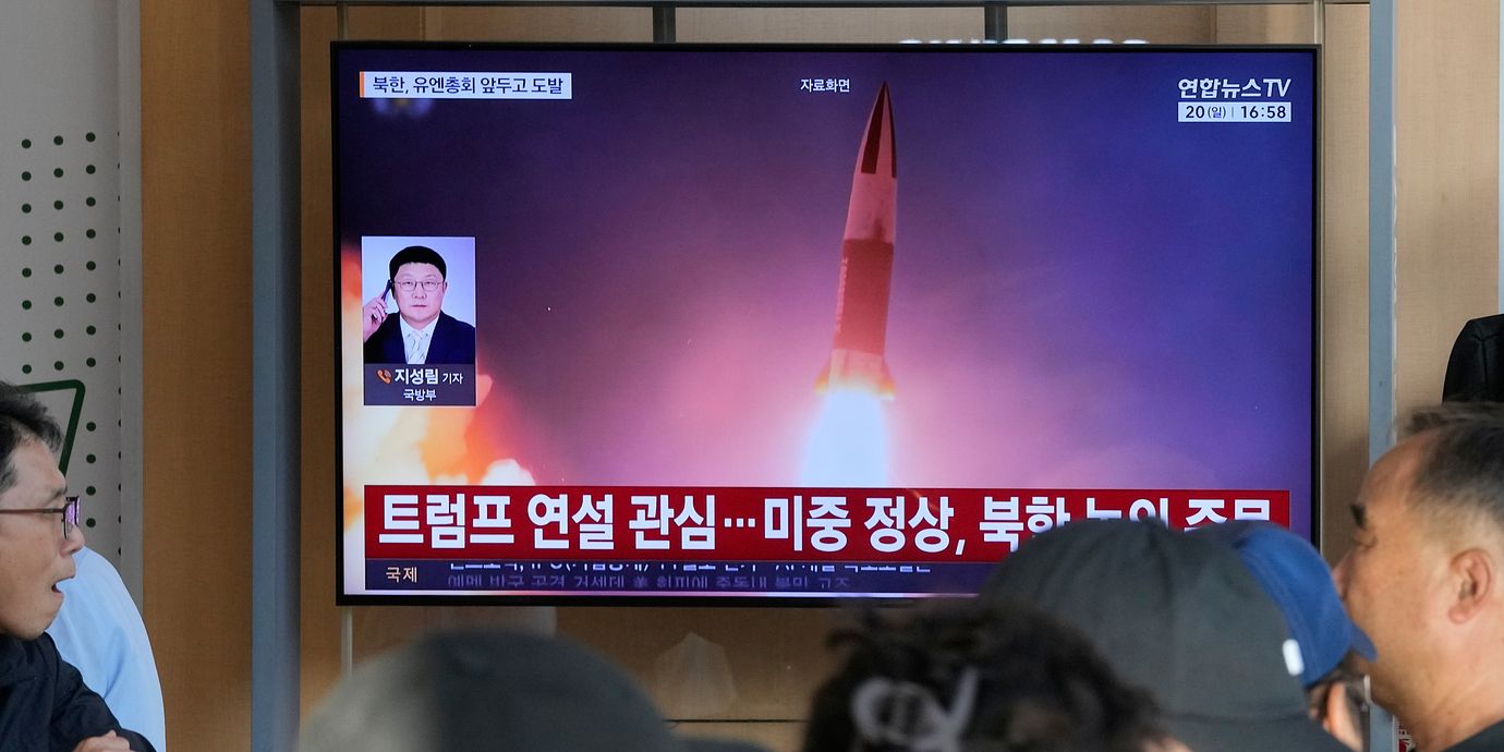 En tv-skärm i Sydkoreas huvudstad Seoul visar uppskjutningen av en nordkoreansk robot.