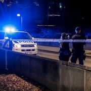 Poliser vid brottsplatsen i Hammarby sjöstad.