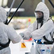 Nationalgardet hanterar smittkänsligt material under covid-19-pandemin. 