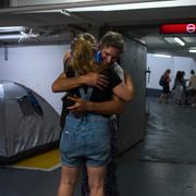 Människor har tagit skydd i ett parkeringsgarage i Tel Aviv, Israel, den 23 juni 2025. 