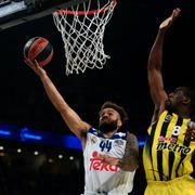 Jeffery Taylor för sitt Real Madrid i Europacupsplutspelet tidigare i vår. Till höger i bild Fenerbaches Ekpe Udoh.