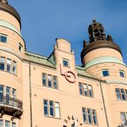 Banderoll med Teslaprotest på LO-borgen i Stockholm.