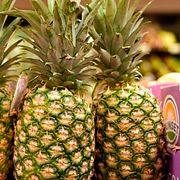 Ananas i matvaruaffär. Illustrationsbild.