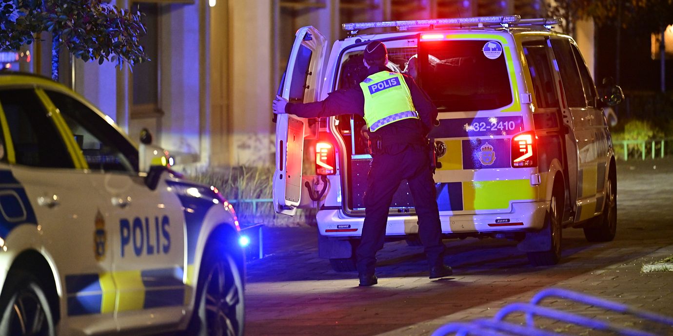 Polisen på plats vid en skola i Solberga i Älvsjö i södra Stockholm. En person har blivit skjuten inomhus i en idrottshall. Personen, som är allvarligt skadad, är förd till sjukhus.