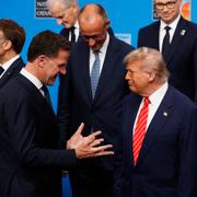 Mark Rutte, till vänster om Donald Trump. 