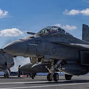 Ett flygplan av modellen F/A-18F Super Hornet ombord på  världens största hangarfartyg USS Gerald R. Ford, som är förtöjt i regionen.