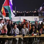 Greta Thunberg och aktivister från Global Sumud Flotilla pratar vid manifestationen för Palestina på Sergels torg i centrala Stockholm. 