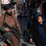 Talibansoldat och en kvinna i Kabul. Ebrahim Noroozi / AP