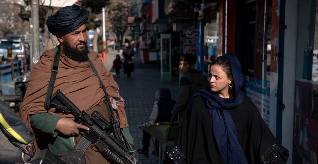 Talibansoldat och en kvinna i Kabul. Ebrahim Noroozi / AP