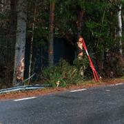 Människor samlas på platsen där tre unga män avlidit i en trafikolycka i Luleå natten mot söndagen. En ung kvinna skadades svårt.