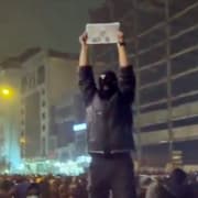 Demonstrant i Teheran håller upp en bild på shahens son, Reza Pahlavi, den 9 januari.