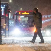 Snöoväder i Luleå. Människor promenerar i centrum. 