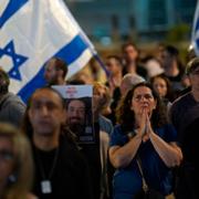 Människor manifesterar i Tel Aviv, 25 november. 