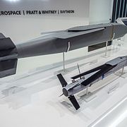 En glidbomb av modellen AGM-154 kan kosta upp mot 0,8 miljarder dollar. 