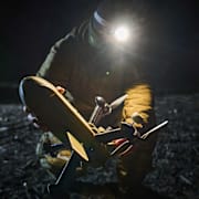 En ukrainsk soldat förbereder en antidrönar-drönare vid fronten mot Ryssland. 