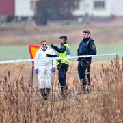 Polis på plats där en man påträffats död ute på en åker i Fjärås söder om Kungsbacka.