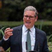 Premiärminister Keir Starmer talar inför inbjudna arbetare i offentlig sektor i trädgården på 10 Downing Street på tisdagen. 