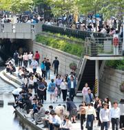 Människor i huvudstaden Seoul i Sydkorea. Ahn Young-joon / AP