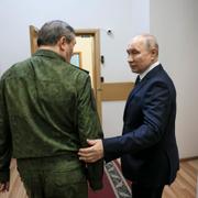 Vladimir Putin och den ryske generalstabschefen Valery Gerasimov pratar med varandra i korridoren vid högkvarteret för Rysslands södra militärdistrikt i Rostov. Bild från oktober 2023.