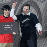 Arkivbild. Elon Musk i Shanghai-fabriken i januari 2020.