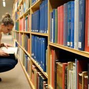 En student på biblioteket på Stockholms universitet.