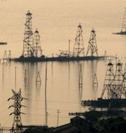 Illustrationsbild: Oljetorn i Kaspiska havet utanför Azerbajdzjan. EFREM LUKATSKY / TT / NTB Scanpix