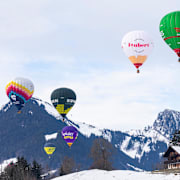 Illustrationsbild. Ballonger över schweiziska alperna. 