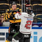 Örebro Hockeys Linus Öberg i en duell på mittplan med Skellefteås Joakim Lindström