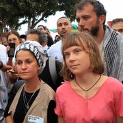 Den svenska aktivisten Greta Thunberg och den tyska aktivisten Yasemin Acar under en landstigning i Tunisien tidigare i september. 