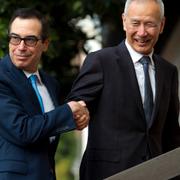 10 oktober, Washington: Chinese Vice Premier Liu He shake hands with Treasury Secretary Steven Mnuchin as he arrives for a minister-level trade meetings.