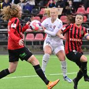 Rosengårds Sofie Bruun Bredgaard (mitten) mot Brommapojkarnas Vaila Barsley och Alexsandra Lobanova.