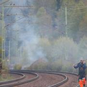 En skogsbrand som har startat längs jänvägen mellan Lerum och Alingsås.