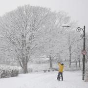 Cyklist stannar och fotar snön.