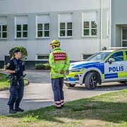 Polis och räddningstjänst på plats med en större insats efter att flera personer skadats av en man med svärd på Brinellskolan i Fagersta.