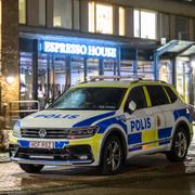 Polis på plats vid entrén till förlossningen på kvinnokliniken vid Skånes universitetssjukhus i Malmö på onsdagskvällen med anledning av en misstänkt våldtäkt.