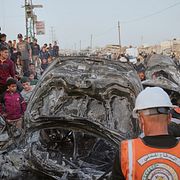 Ett fordon träffades av ett israeliskt luftangrepp i centrala Gaza den 4 april.