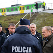 Polens premiärminister Donald Tusk besöker platsen där det misstänkta sabotaget skedde.
