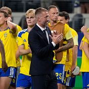 Graham Potter applåderar efter 1-1 mot Japan framför sitt lag.