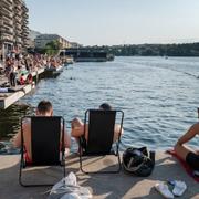 Människor solar och badar vid Hornsbergs strand, sommaren 2020.