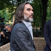 Den brittiska komikern och skådespelaren Russell Brand innan måndagens rättegång i London