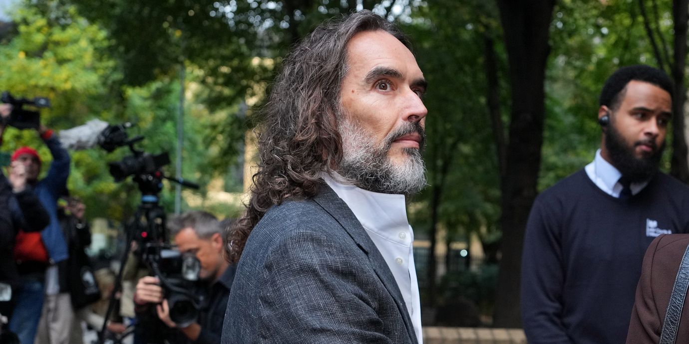 Den brittiska komikern och skådespelaren Russell Brand innan måndagens rättegång i London