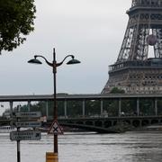 Vattennivåerna började i går dra sig tillbaka i centrala Paris.