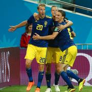 Ola Toivonen mfl firar Sveriges 1–0-mål mot Tyskland. 